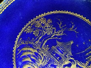 Quatre tasses et soucoupes en porcelaine de Chine &agrave; d&eacute;cor dor&eacute; sur fond bleu monochrome, Qianlong